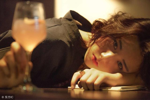 一家人进入豪宅男主疯了,一家人从破旧的小平房搬进大别墅