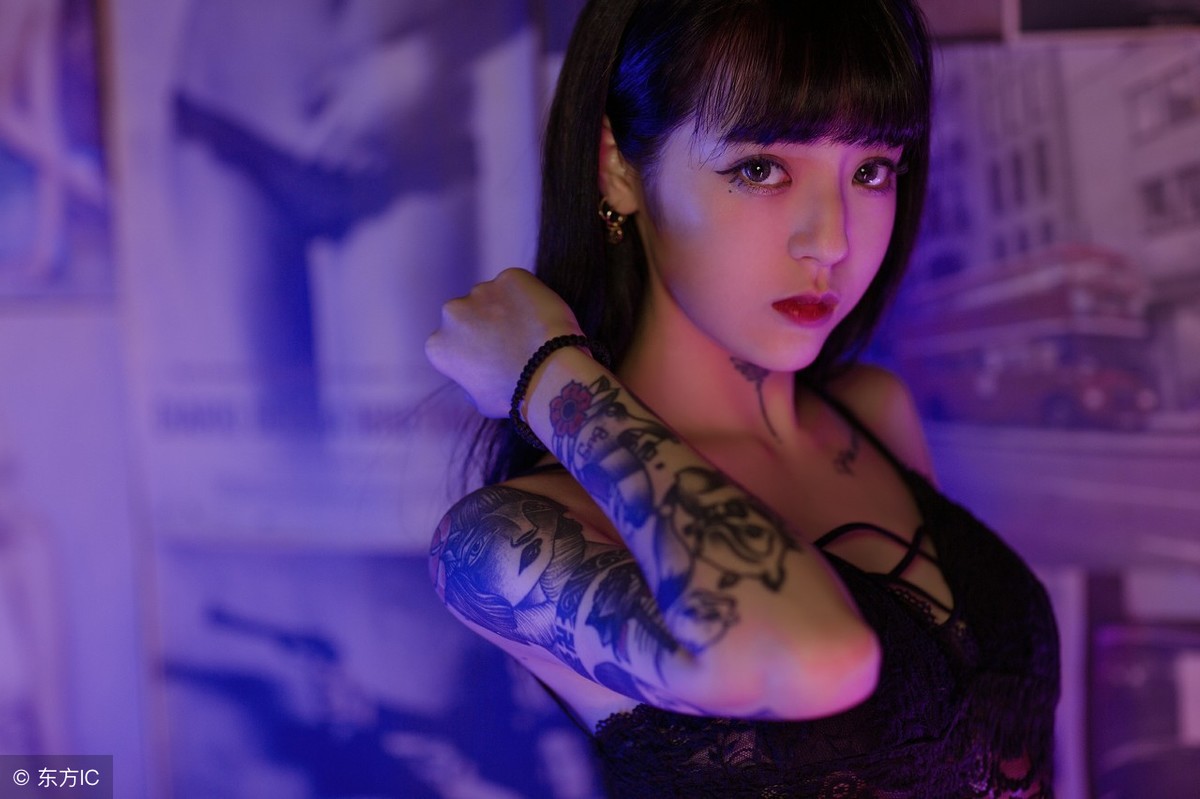 小说：心机男为得女友青睐，偷开工地挖掘机，不料被疯狗追的乱跑