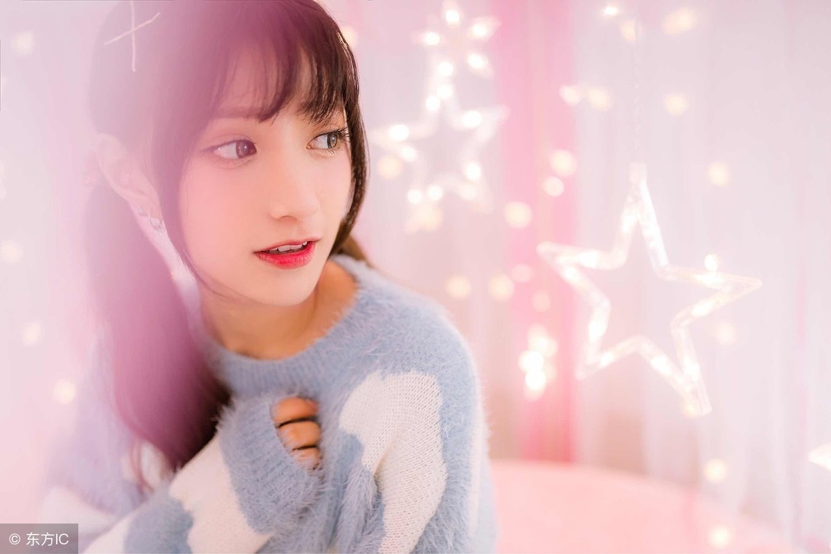 小说：美女拉他去水池边洗脚，他却只顾盯着石头，捡起来如获至宝