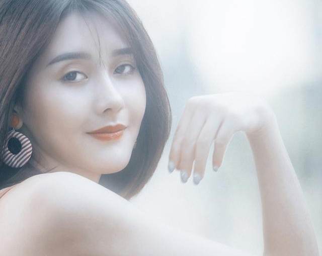 小说：为了躲避总裁，她躲在水里五分钟，众人：憋气真厉害