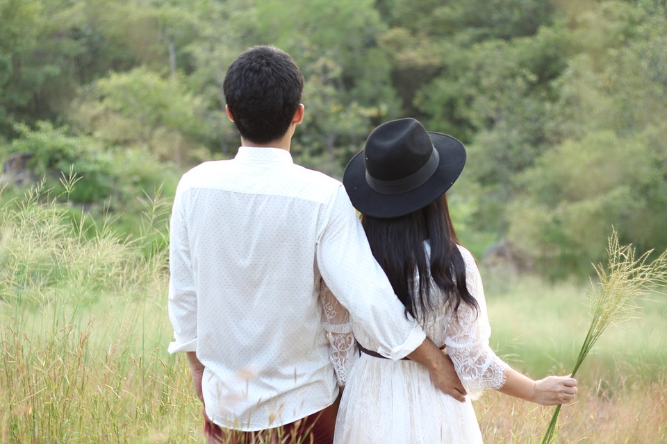 小说：他一双桃花眼厌烦地看过去，蓦地瞳孔放大，愣在了当场