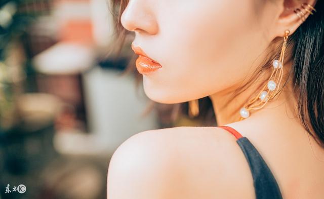 小说：残疾老公不爱她，她一心搞马甲副业，无奈发现被他盯死