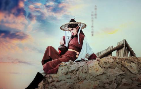 小说：土匪抢劫，道士与徒弟本想将其全部斩杀，最后还是漏掉一人