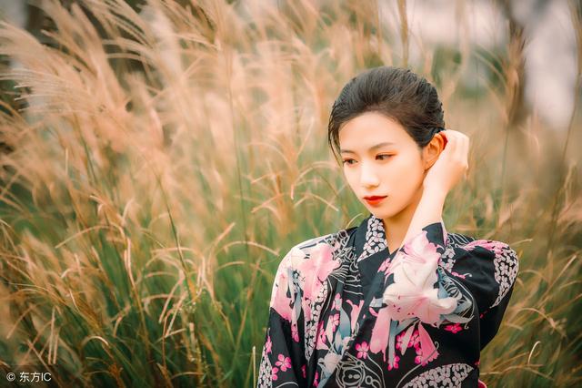 拧不开瓶盖却砸开了西瓜,拧不动瓶盖但能够开酒瓶