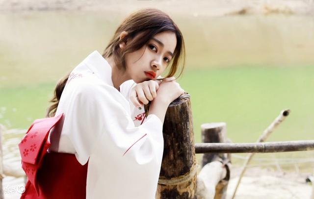 小说：后妈在她床上放蛇，想让她服软，见蛇被她打成烂泥，吓傻了