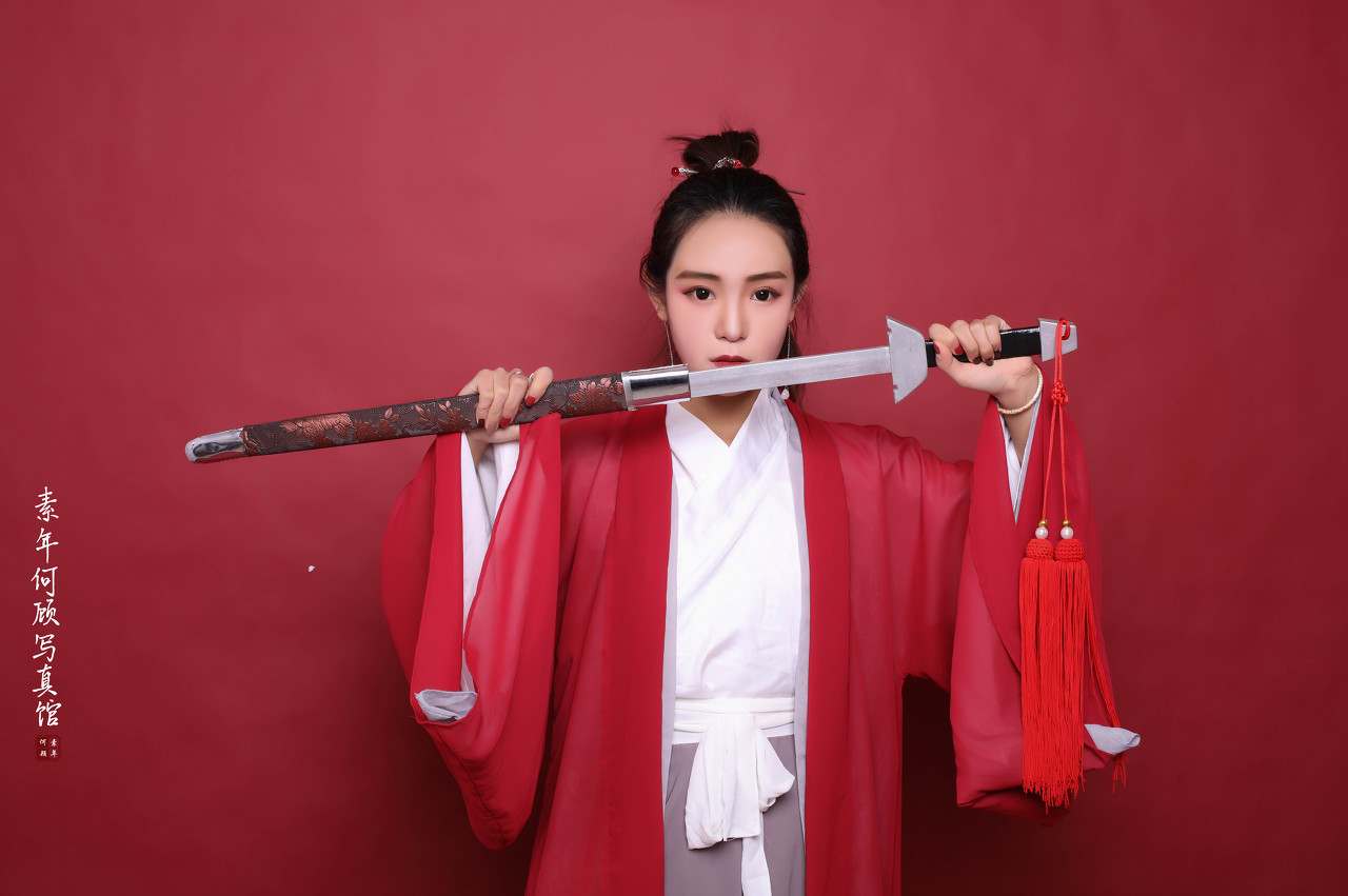 所有门都对她关闭了，黑色的长街看上去似乎没有尽头