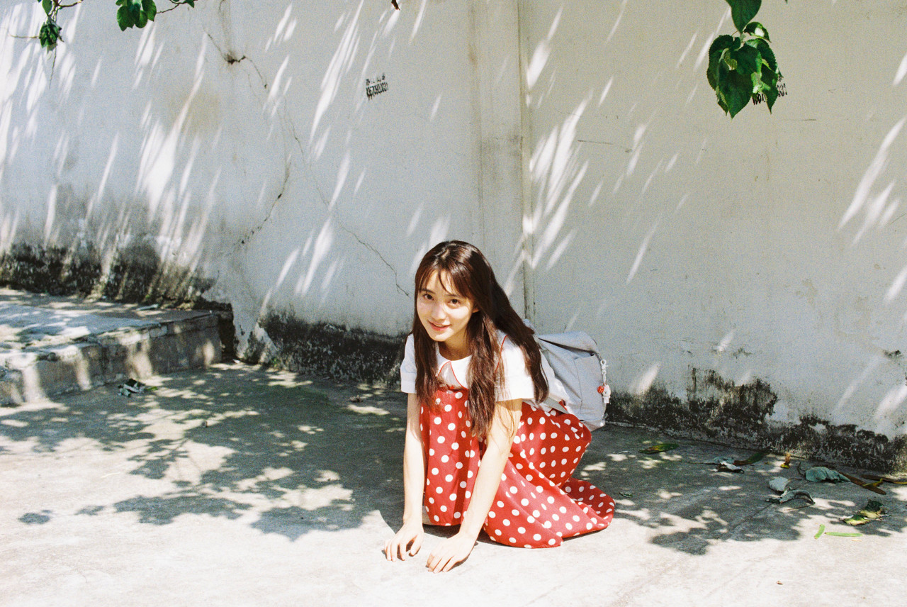 小说：她把绿茶婊绊倒，还故作惊讶：呀，你怎么感动得都趴地上了