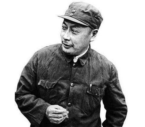 陈毅元帅写“天地君亲师”，有人笑道：四个字都写错了