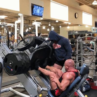 60岁大爷体重70公斤卧推110公斤,50岁大爷深蹲