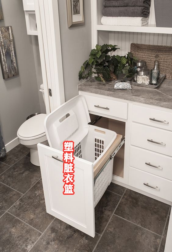 浴室柜侧面开个小口，脏衣篮藏里面正好，省地操作，邻居都夸绝了
