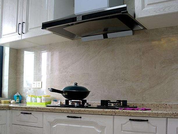 侧吸油烟机和顶吸油烟机哪个好用,厨房装修油烟机和灶具怎么选
