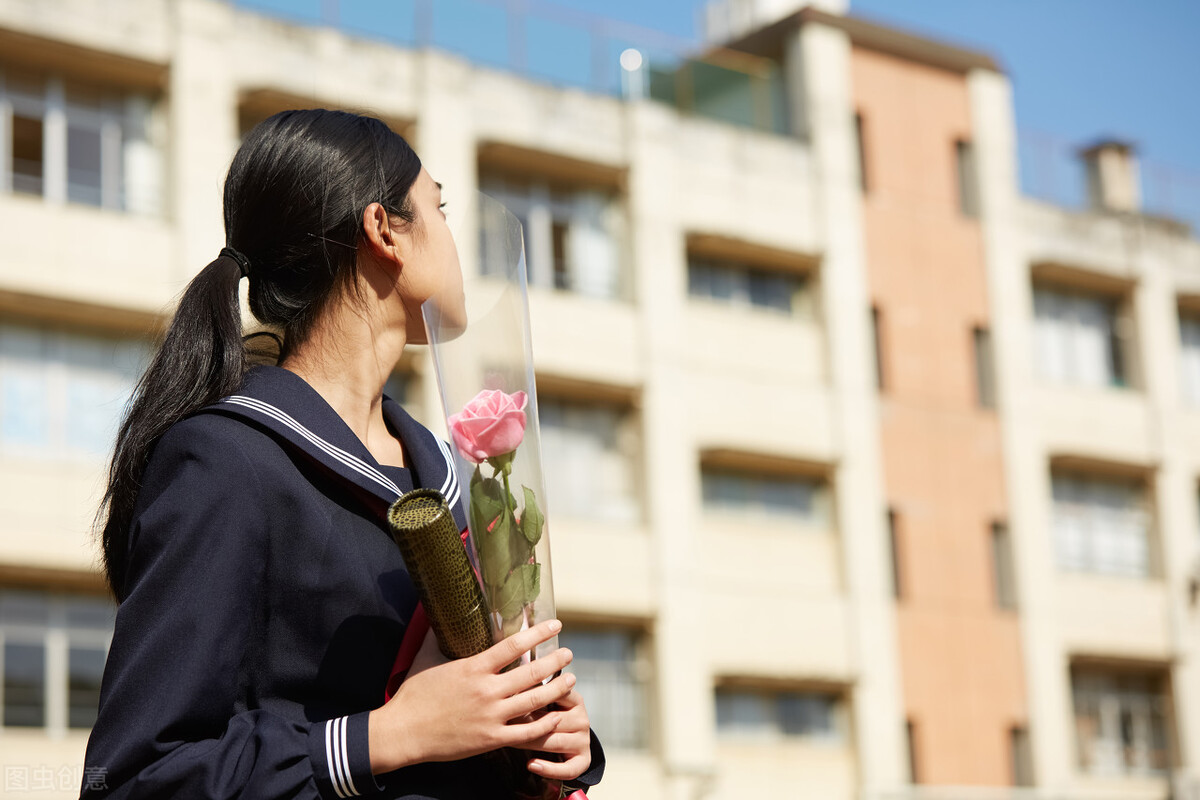 49中男生校园坠亡,四十九中学生因感情坠亡