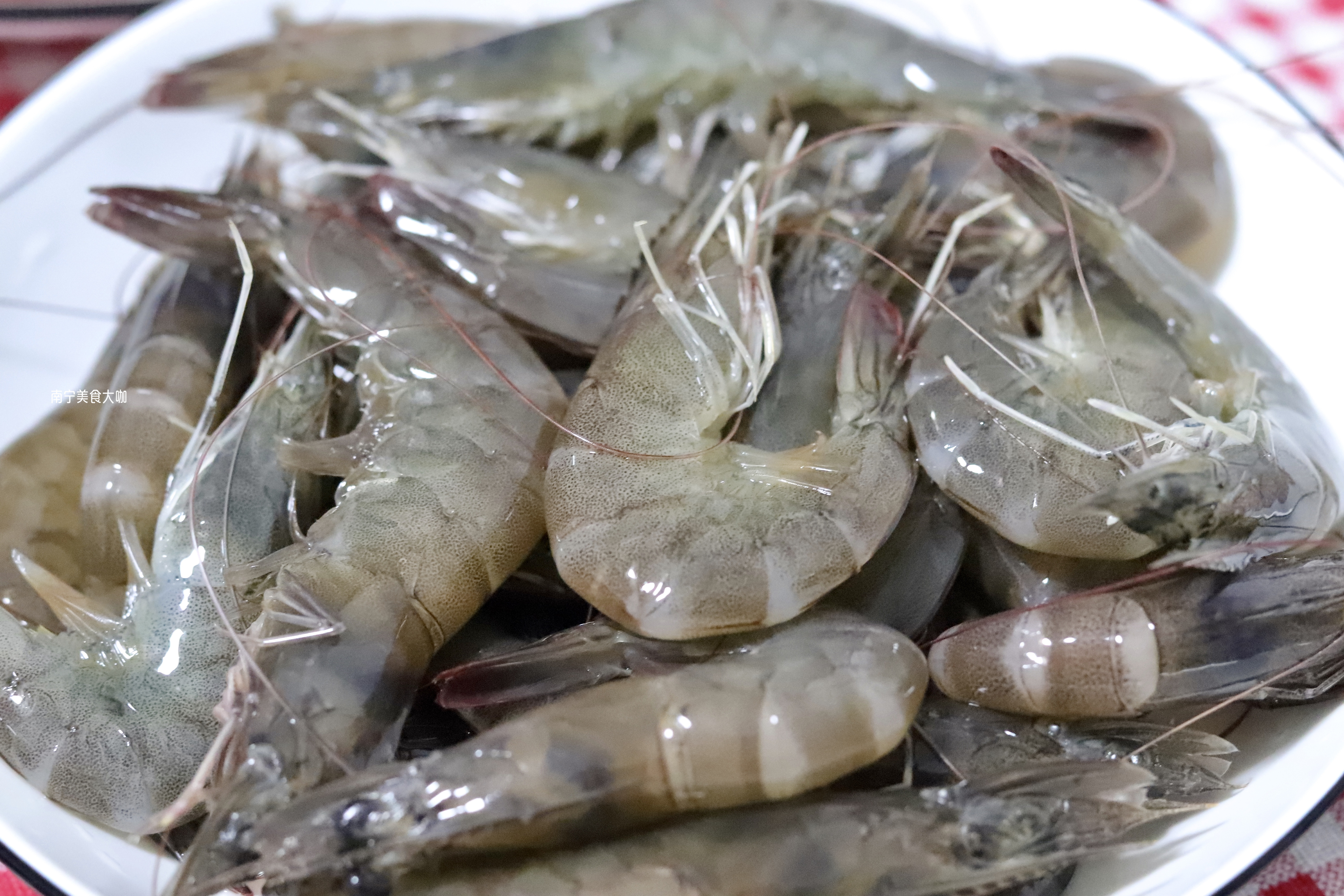 怎样把新鲜的虾变成嫩的水晶虾,冻虾怎么快速去虾线剥虾仁