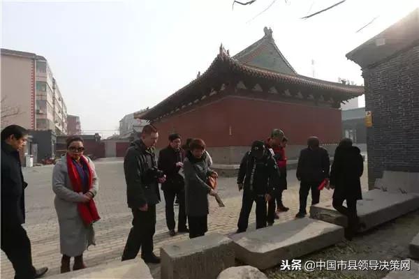 河北名人名企文学院行家学者深泽采风助力老区发展郝小学