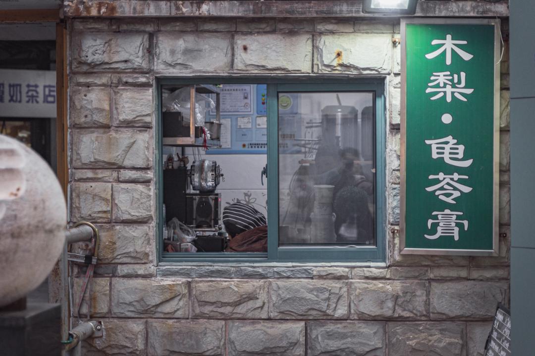 就这家连门都没有的2㎡小店，居然能在上海红17年？