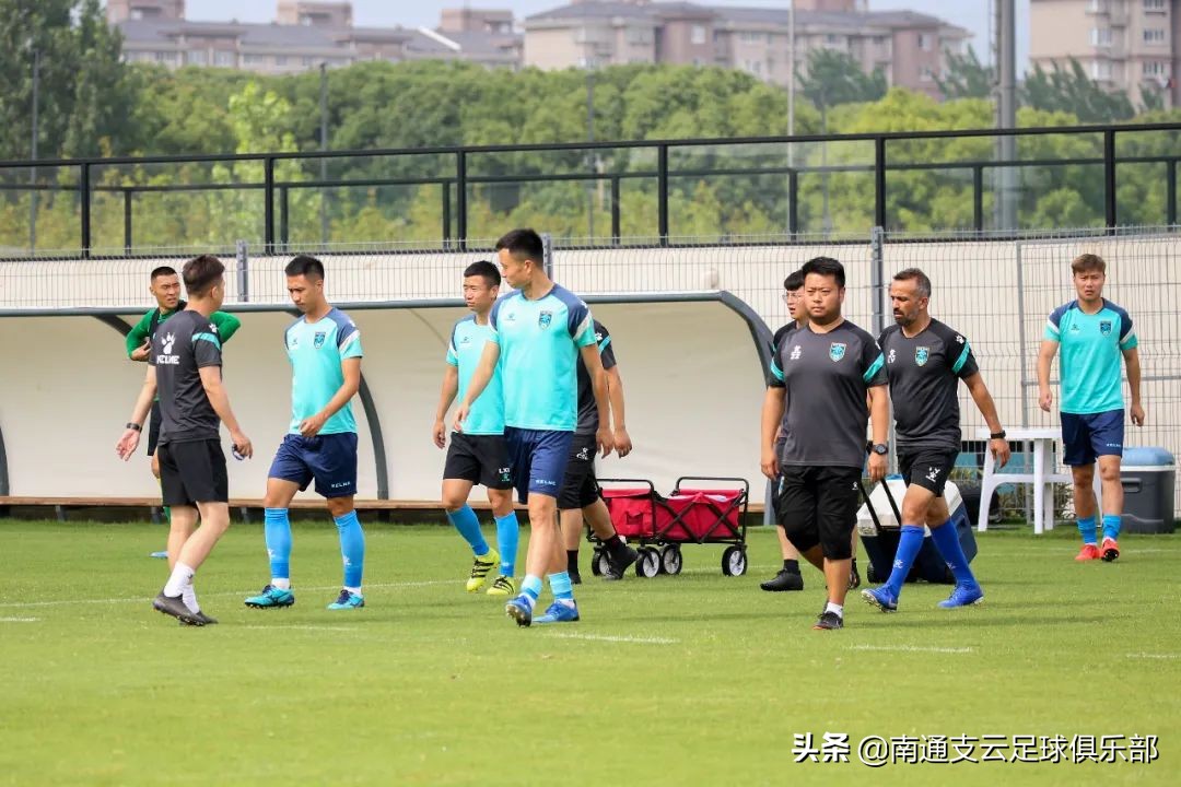 云动态|*男猛**戏水，狼兵泳池放松训练，快来围观