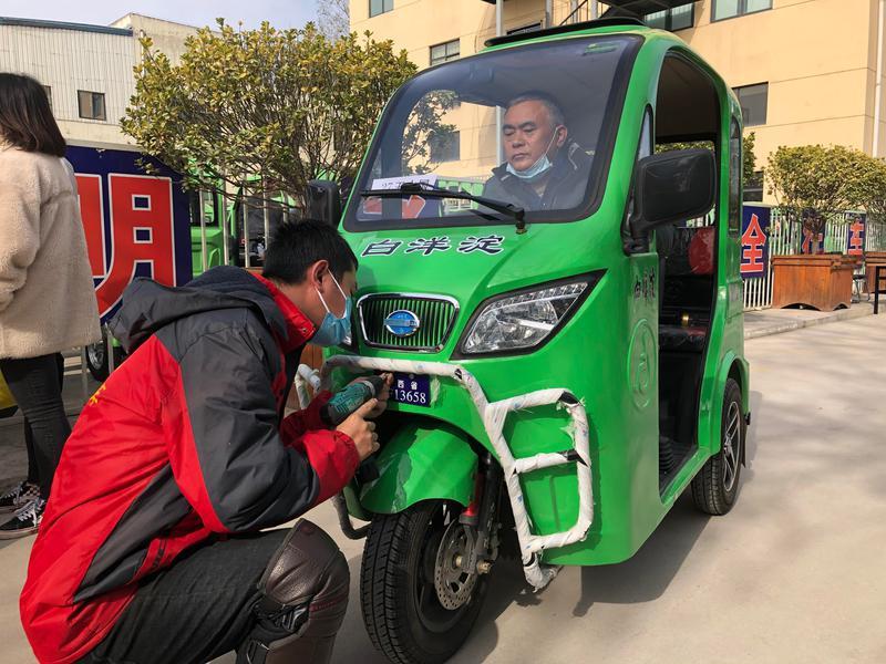 大雁塔街道9名残障人士有了代步车