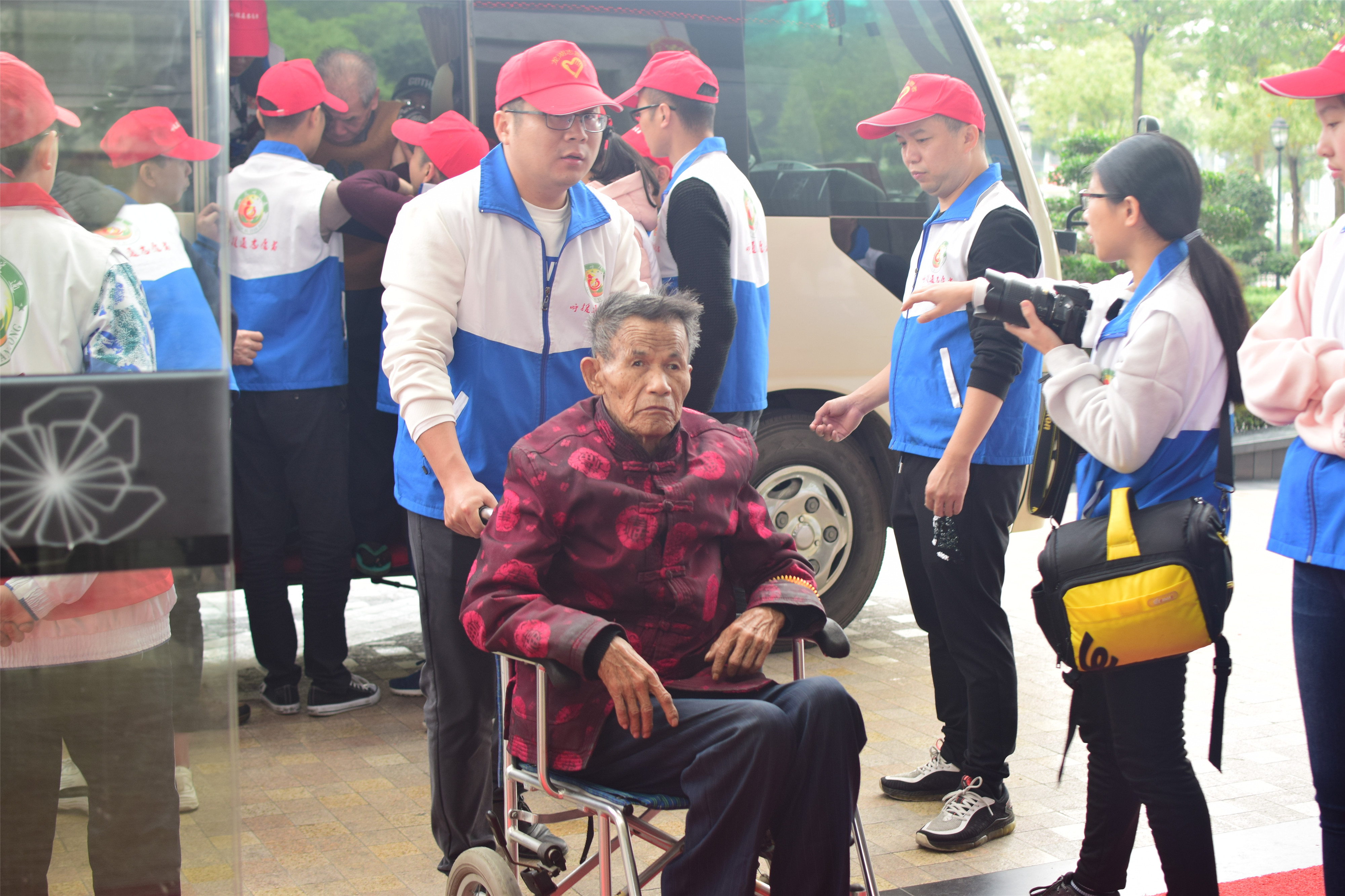 龙湖区第八个善待鳏寡百叟宴今举行铂晶大酒店多年资助大爱奉献