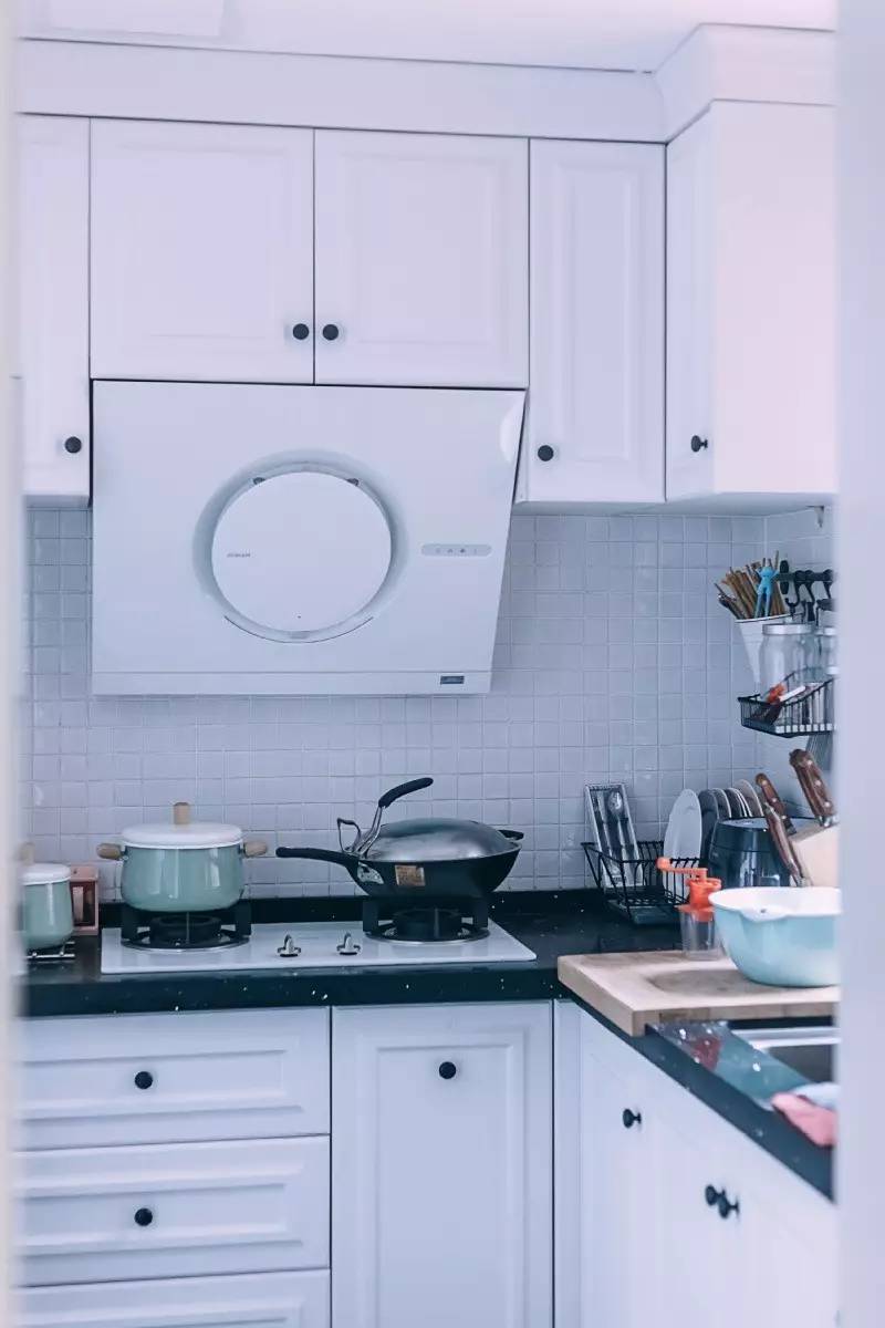 油烟机与橱柜缝隙太小怎么拆卸,有橱柜挡住了如何更换油烟机