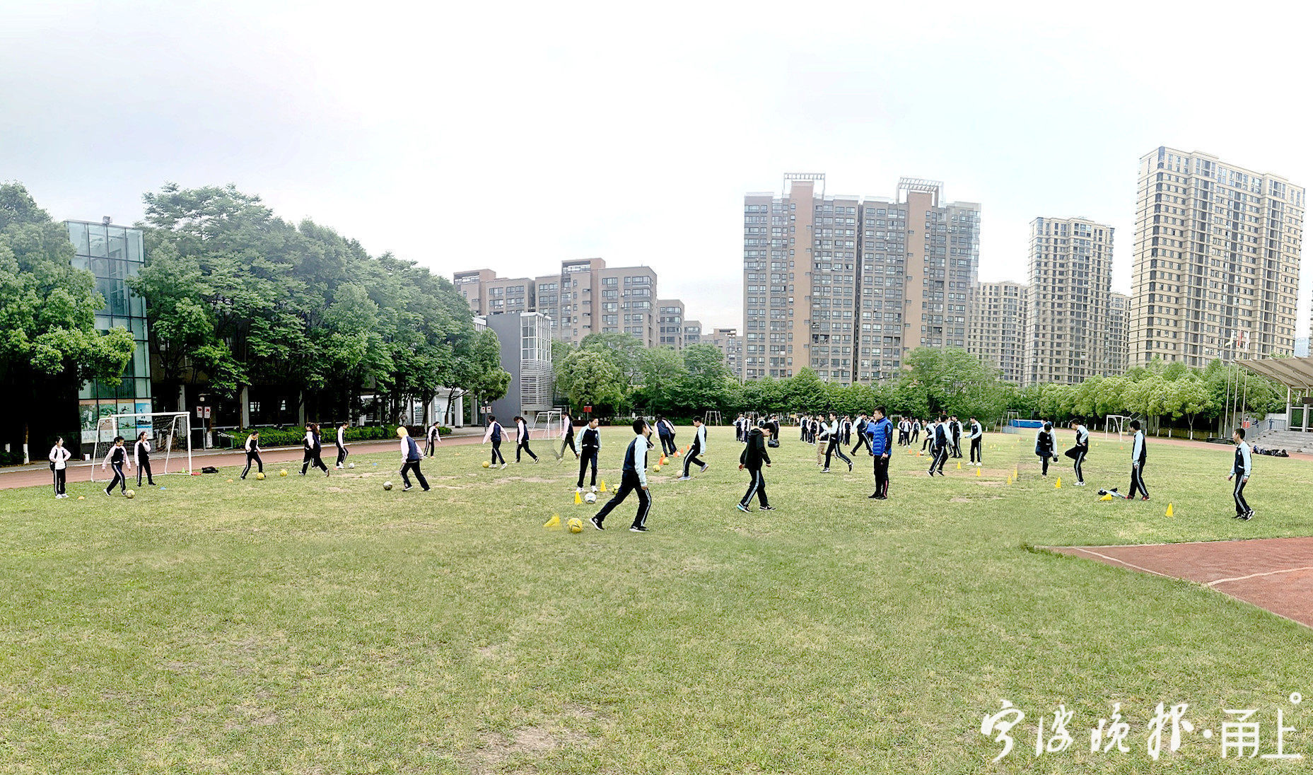 疫情体育课韵律操,疫情期间教室内健身操