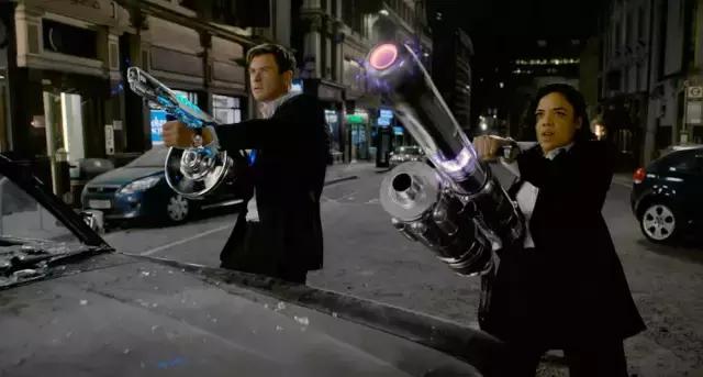 男靠美色，女靠脑洞，当代的“黑衣人”特工标配