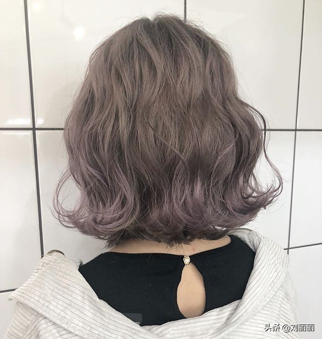 好看又时尚的发型最新款,40-50岁洋气烫发型中长发大圆脸