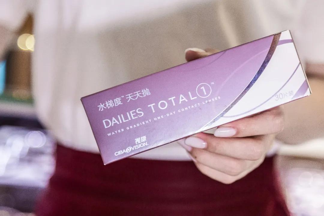 爱尔康水梯度好戴吗,爱尔康水梯度是硅水凝胶吗