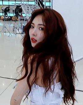 脸大的女生合适哪种脸型,女生脸大的5大特征