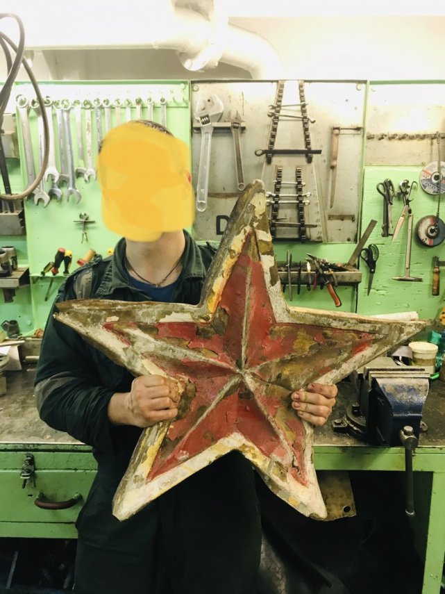 捡了大便宜！俄舰与货船相撞，舰艏红星掉落，竟成货船水手战利品