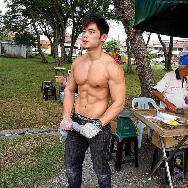 如果肌肉男出来摆地摊，要卖些什么？卖榴莲的“周杰伦”是亮点