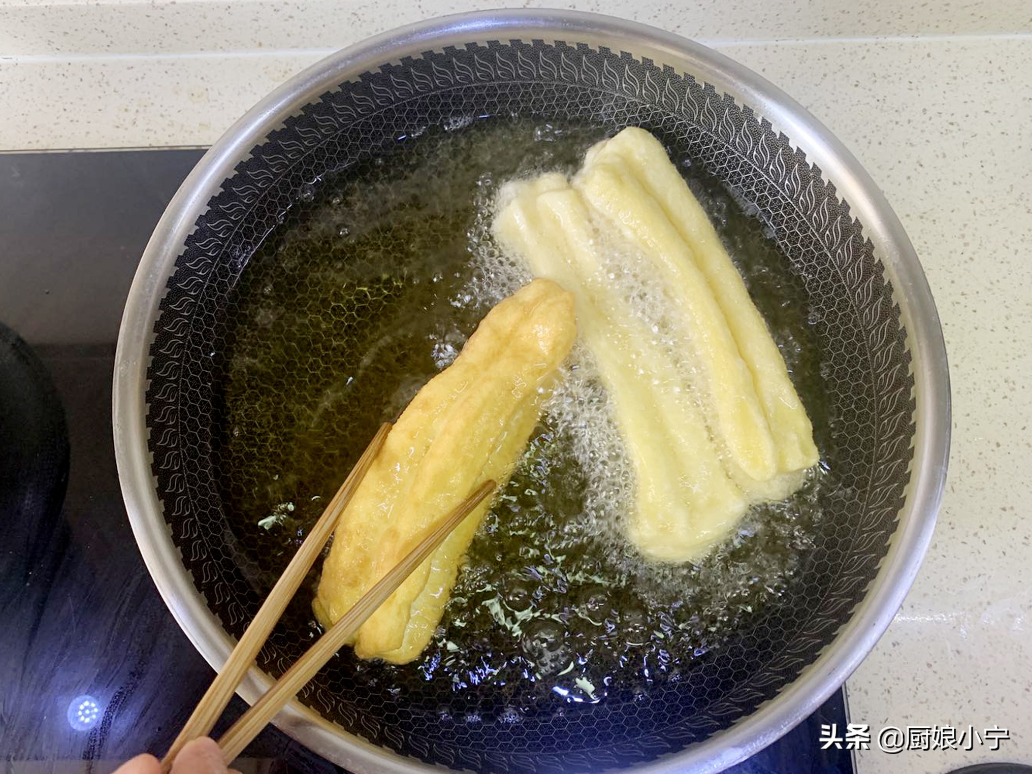 快速炸油条不醒面的方法和配方,油条不发面怎么炸出来又软又蓬松
