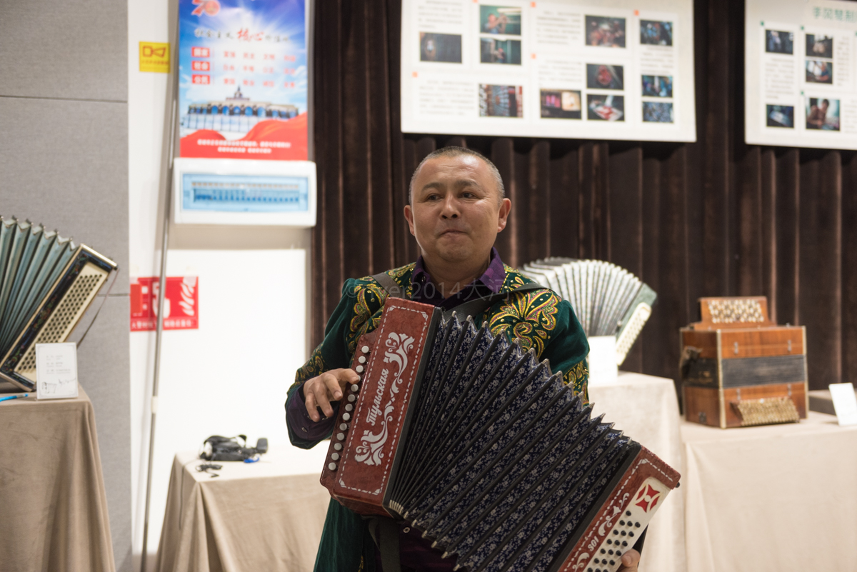 *疆新**有一座低调的手风琴之城，博物馆收藏一千多架手风琴