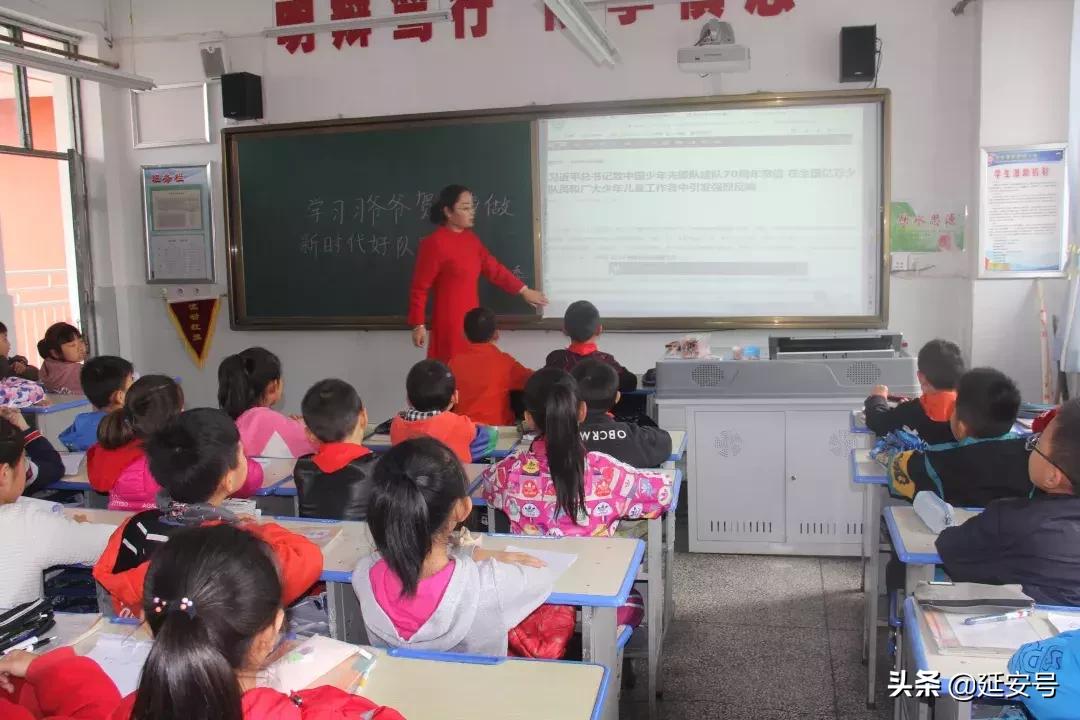 “不忘初心跟*党**走红领巾点亮新时代”---学习贯彻习*平近**总书记致少先队建队70周年贺信精神活动
