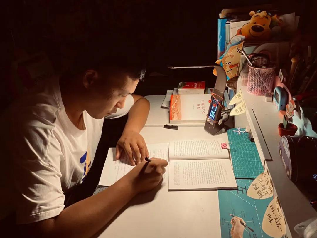 真理的味道非常甜——金华十五中有位*党**史学习达人手抄*党**史著作60余万字