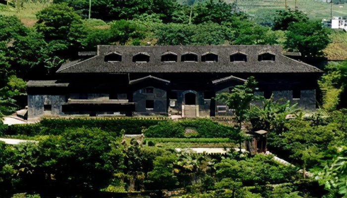 红岩女主饶国模：为爱私奔，丈夫入国民*党**并再婚，她把家献*产党共**