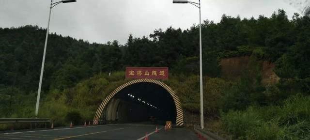 高速公路上需注意的违章行为,高速上违反禁令标志指示都有哪些
