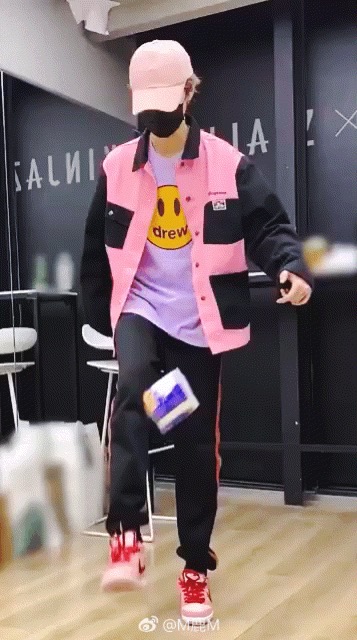 鹿晗红白运动装足球,鹿晗玩足球