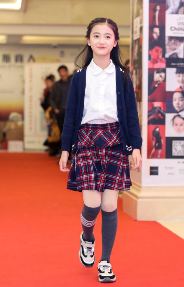 童模裴佳欣穿礼服,裴佳欣是怎么当上童模的
