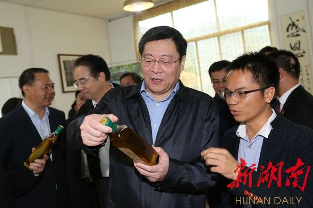 被省委书记惦记的通道小伙正带村民种山果致富