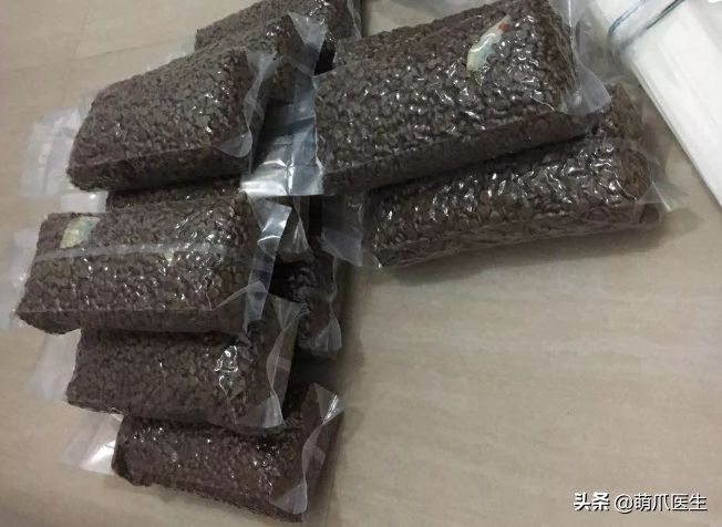 go猫粮吃了会黑下巴吗,go猫粮吃了拉黄水