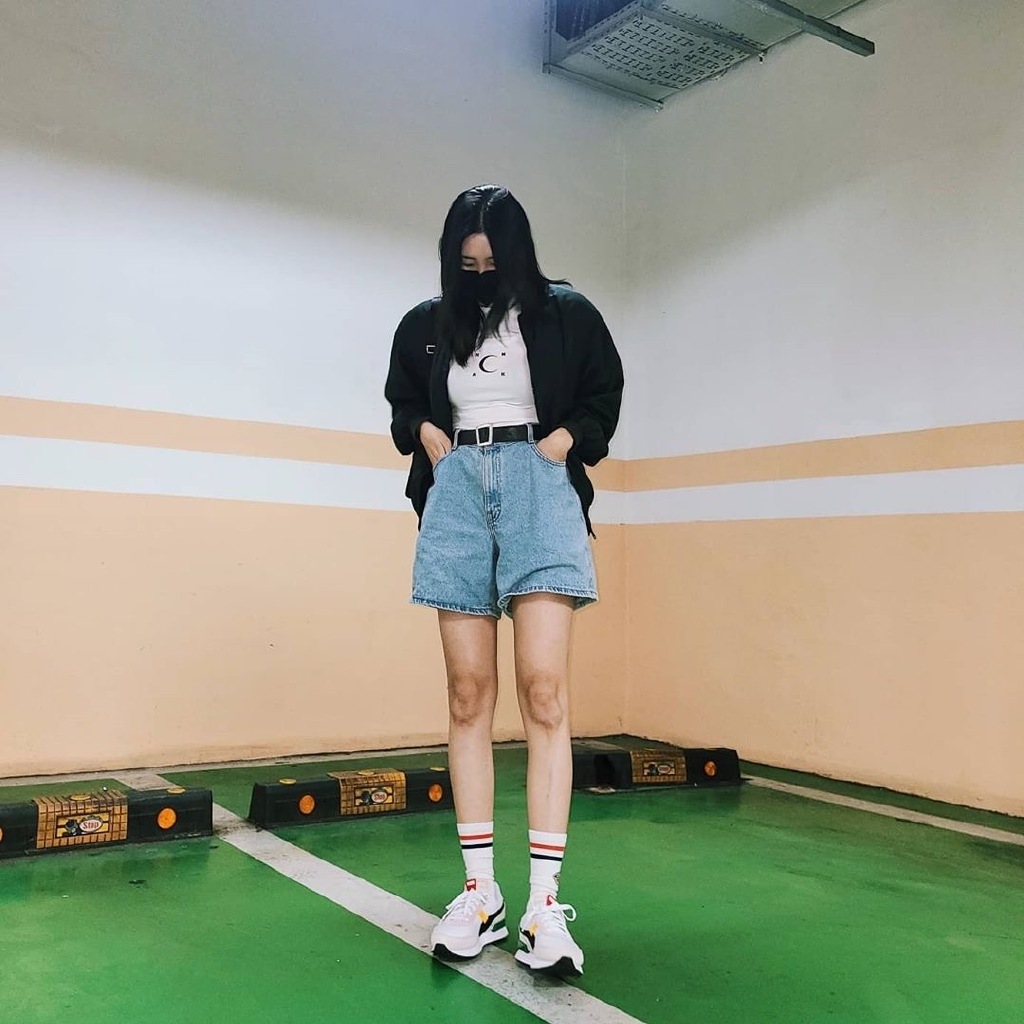 “南韩腿精”李宣美*服私**，白T超短裤加棒球外套，大长腿抢镜