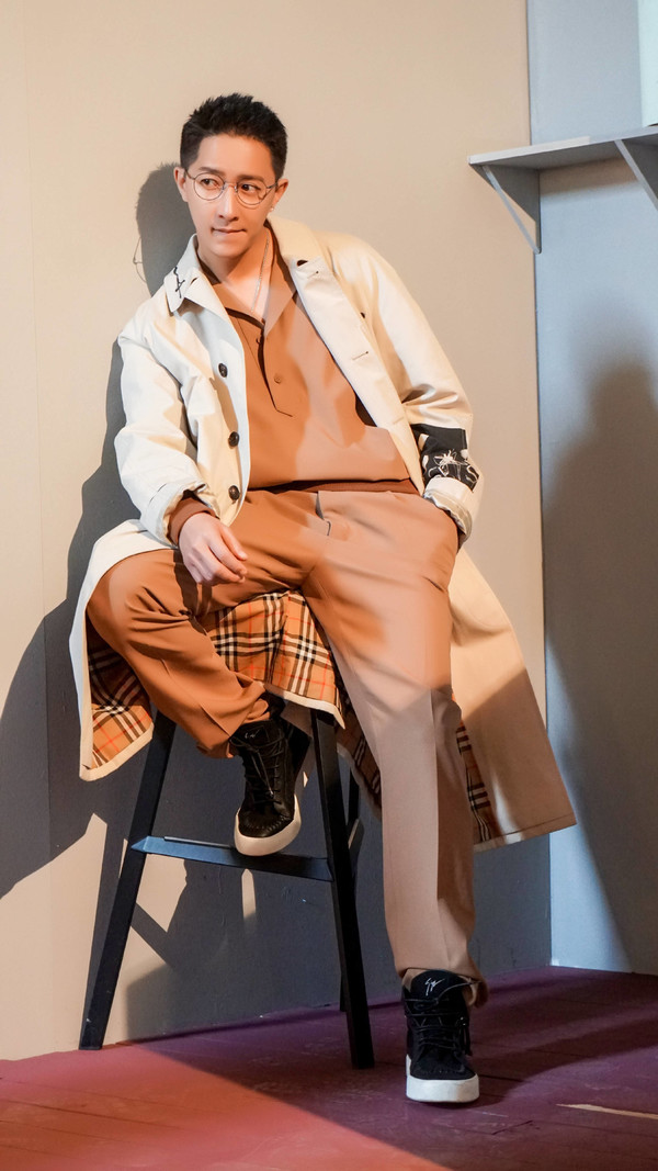 韩庚也有幸福肥了？穿白色拼贴棒球服帅气依旧，身材size大一圈