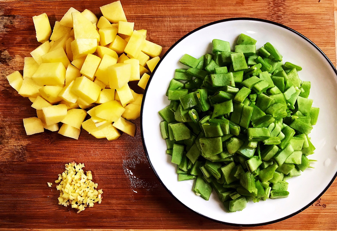 电饭锅土豆腊肠焖饭不用炒,腊肠土豆饭最正宗做法