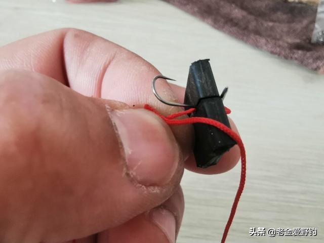 怎么用绑钩器绑钩简单又结实,绕线圈自制绑钩器能够绑袖钩