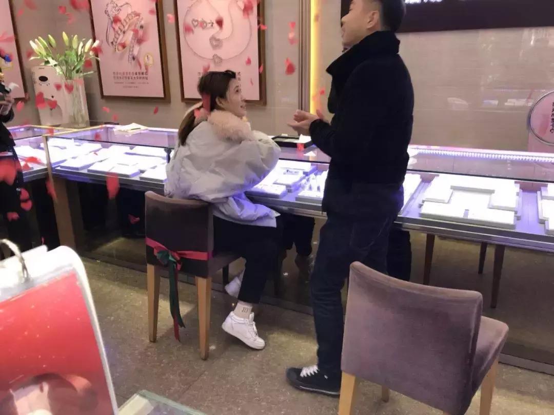 他在众目睽睽之下浪漫的单膝跪地，说“嫁给我！”