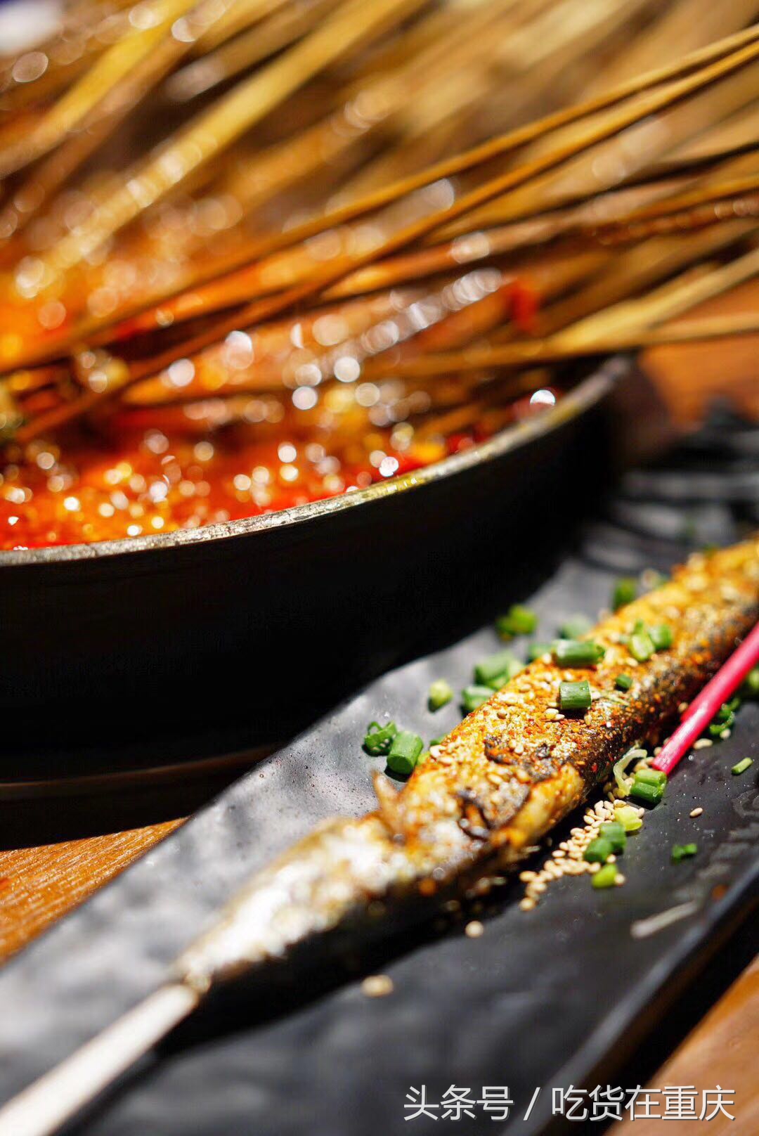 这家店卖串串，还是烧烤、酒吧、咖啡馆，承包了重庆人的空虚与爱