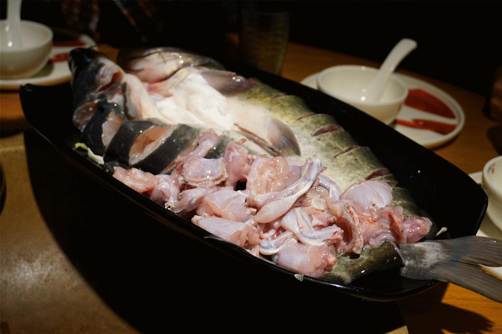 草帽盖出鲜味道，春季吃鱼最当时——云中歌蒸汽石锅鱼吃起来！
