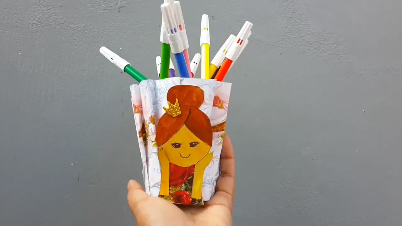 废物利用塑料瓶做笔筒简单超好看,塑料瓶废物再利用手工笔筒