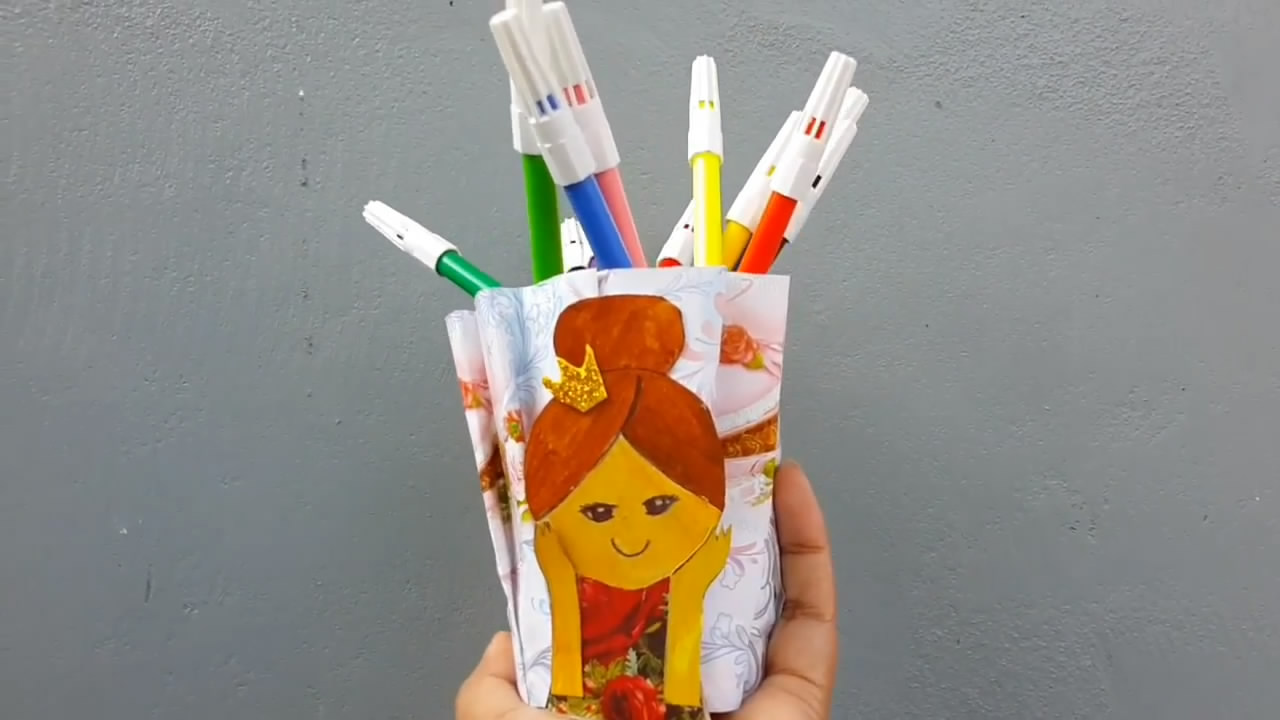 废物利用塑料瓶做笔筒简单超好看,塑料瓶废物再利用手工笔筒