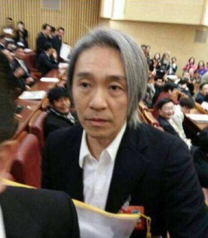 “喜剧之王”周星驰不一样的人生,从贫民窟走向坐拥百亿资产